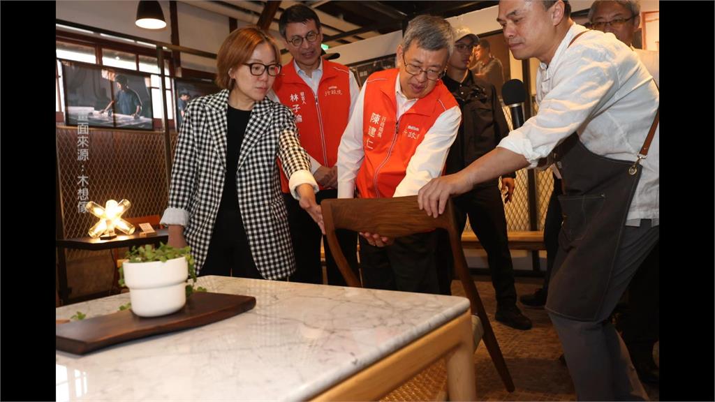 前行政院長陳建仁去年在花蓮文創園區看展遇到王嘉納老師，牽起接待外賓茶几緣分。（圖／民視新聞）