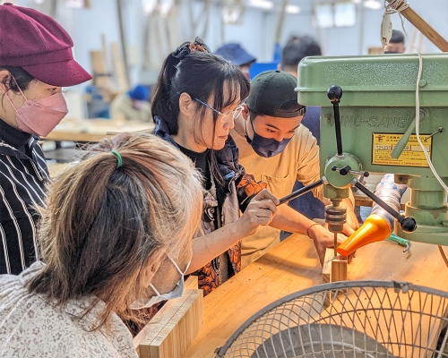 國產材木工體驗課程－臺灣杉復古座燈及電腦螢幕架